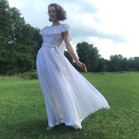 SOLD Dreamy 1970’s white dress with an open back - Picture 2 of 9